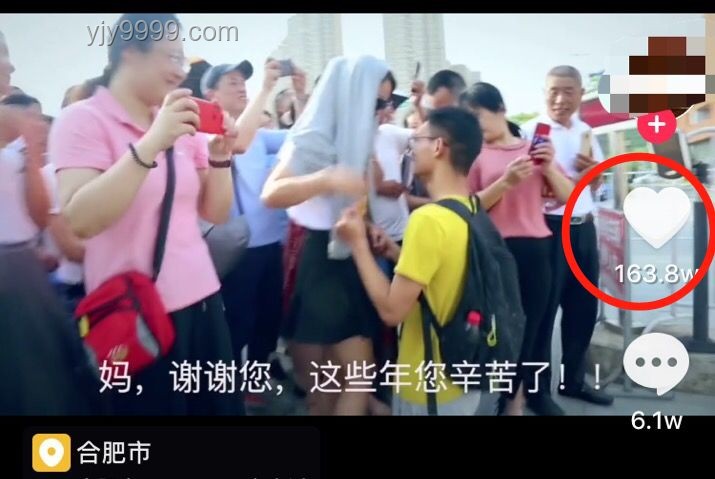 男生出考场后的反应对比：找不着妈妈与独立行动